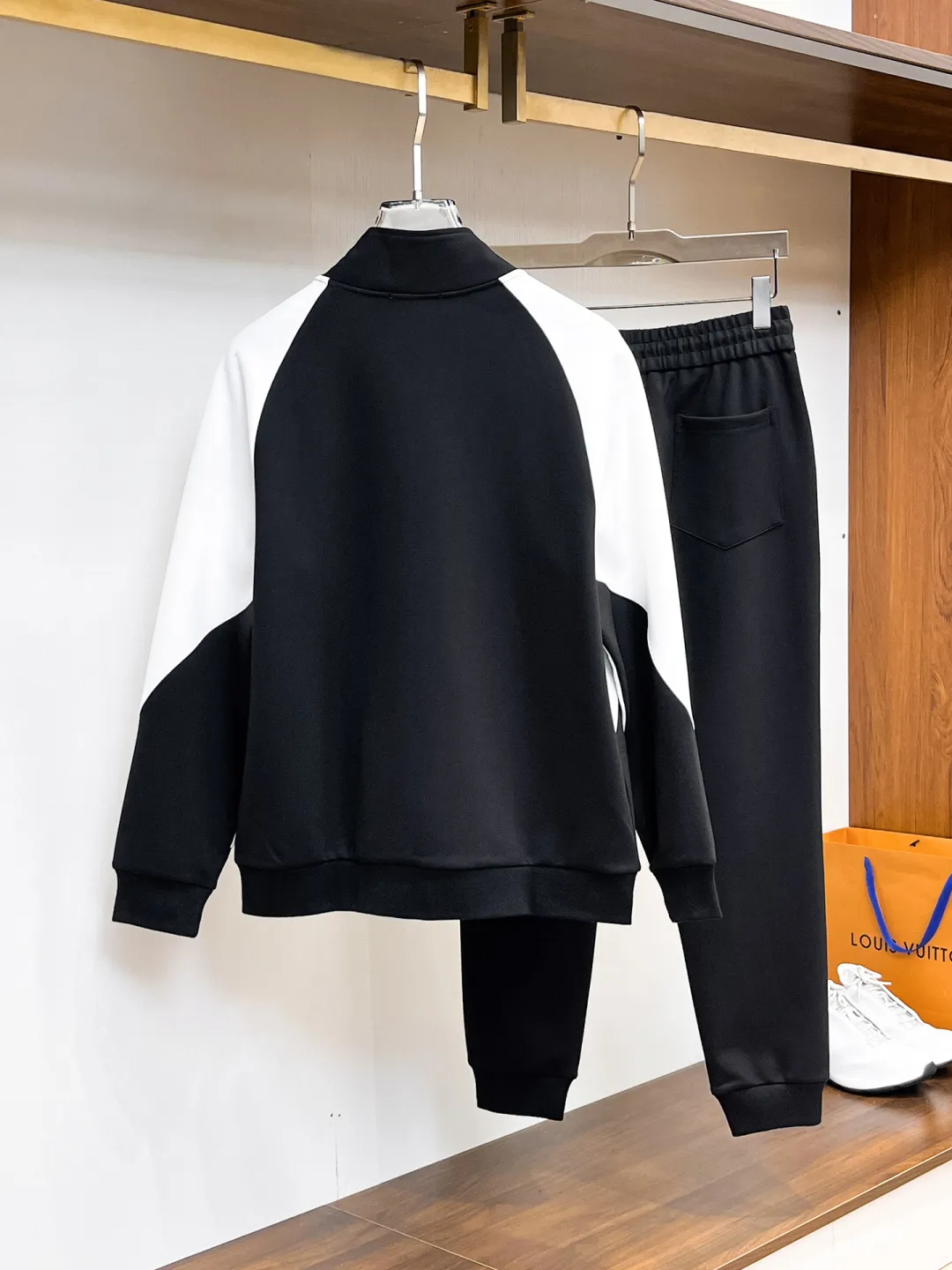 🅿️720 LV 2025 autumn and winter new counter casual suit of the same style, breathable, comfortable and casual! Full of high-end feel! The details are exquisite and high-end, and the workmanship is impeccable! The original high-end fabric is very high-end! The fabric is crisp, anti-wrinkle and wear-resistant, warm, neat and stylish. Everyone must buy a set this autumn and winter. They must look cool and handsome when wearing it. We specially recommend the size M-3XLC30